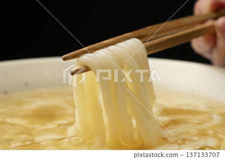 Pick up cold udon noodles with chopsticks Pick up cold udon noodles with chopsticks 137133707