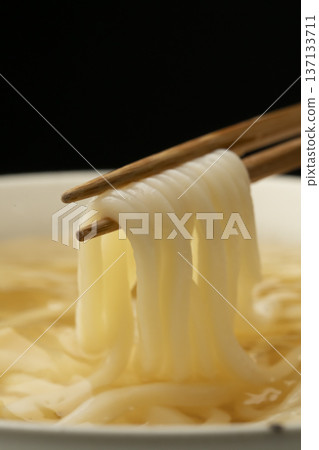 用筷子夾起冷烏龍麵 137133711