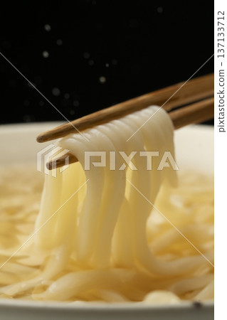 用筷子夾起冷烏龍麵 用筷子夾起冷烏龍麵 137133712