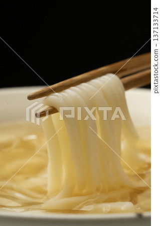Pick up cold udon noodles with chopsticks 137133714