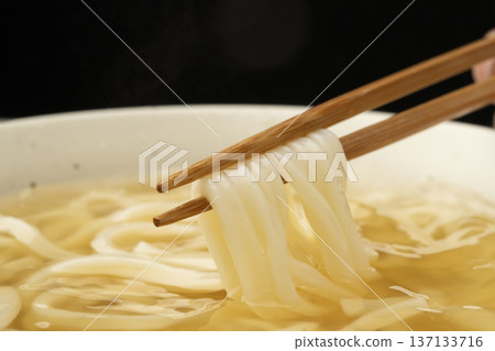 用筷子夾起冷烏龍麵 用筷子夾起冷烏龍麵 137133716