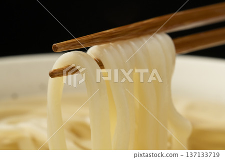 Pick up cold udon noodles with chopsticks 137133719