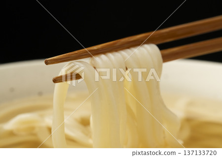 用筷子夾起冷烏龍麵 用筷子夾起冷烏龍麵 137133720