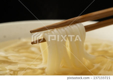用筷子夾起冷烏龍麵 137133721