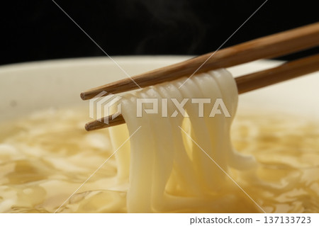 用筷子夾起冷烏龍麵 137133723