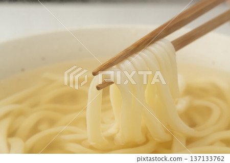 Pick up the steaming hot udon noodles with chopsticks 137133762