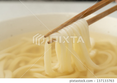 用筷子夾起熱氣騰騰的烏龍麵 用筷子夾起熱氣騰騰的烏龍麵 137133763