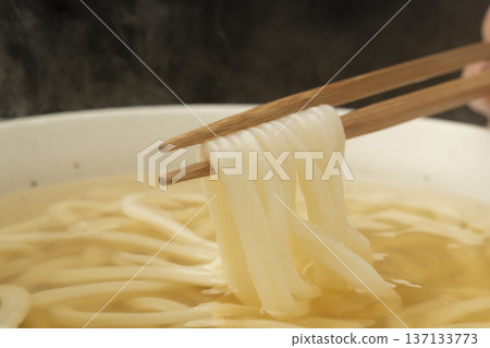 用筷子夾起熱氣騰騰的烏龍麵 137133773