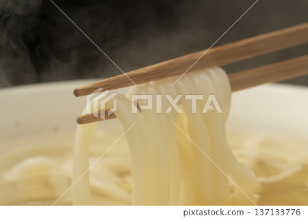 Pick up the steaming hot udon noodles with chopsticks 137133776