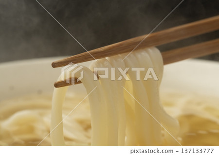 Pick up the steaming hot udon noodles with chopsticks 137133777