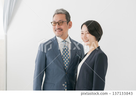 穿西裝的男女 穿西裝的男女 137133843