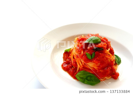 白色背景上的番茄義面 白色背景上的番茄義面 137133884