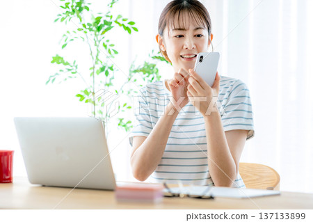 操作智能手機的主婦 137133899