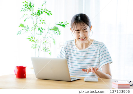 家庭主婦考慮家庭預算 137133906