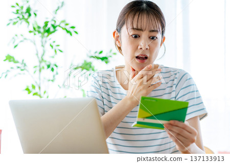 一位家庭主婦看著她的存摺嘆了口氣。 137133913