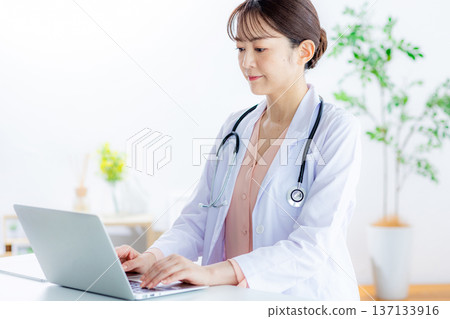 一位中年女醫師正在進行線上問診 137133916