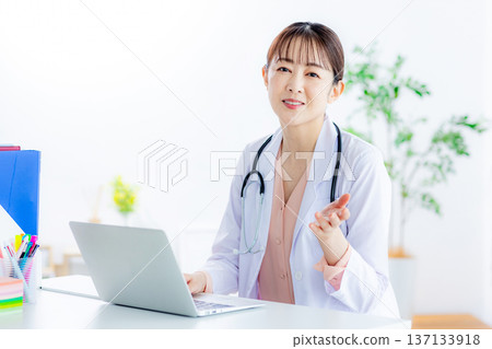 一位中年女醫師正在進行線上問診 137133918