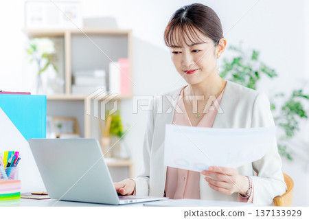 在遠程辦公上工作的女士 137133929