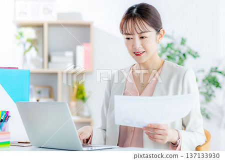 在遠程辦公上工作的女士 137133930
