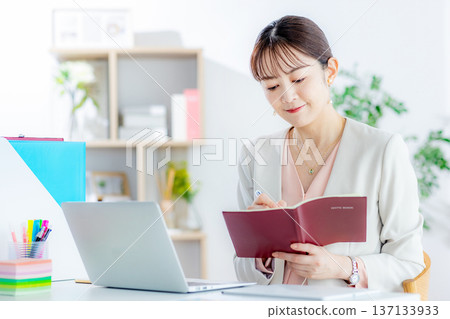 在遠程辦公上工作的女士 137133933