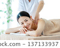 接受美容治療的中年婦女 137133937
