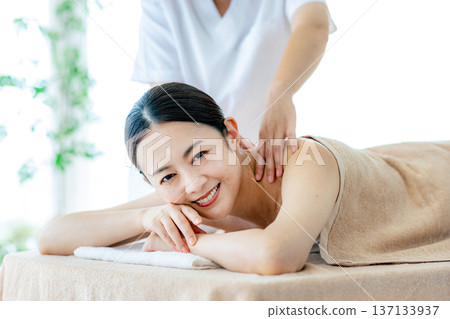 接受美容治療的中年婦女 137133937