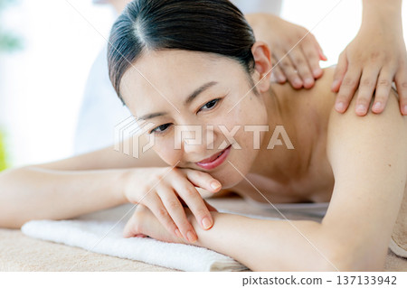 Middle-aged woman receiving beauty treatment 137133942