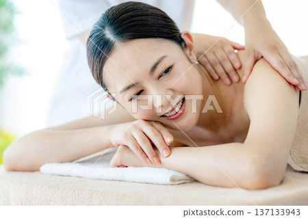 接受美容治療的中年婦女 137133943