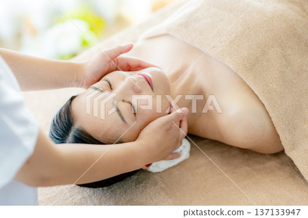 Facial massage 137133947