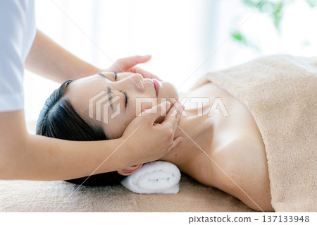 Facial massage 137133948