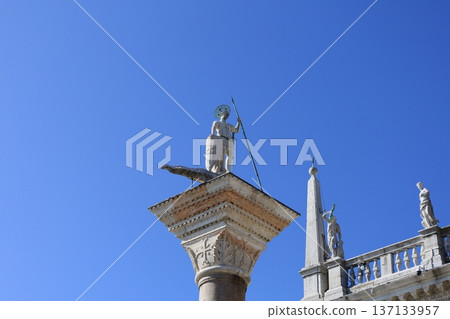一根柱子，柱子上立著聖人雕像，背景是威尼斯的藍天。 137133957
