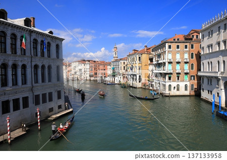 Gondolas on the canals of Venice and historic streets 137133958