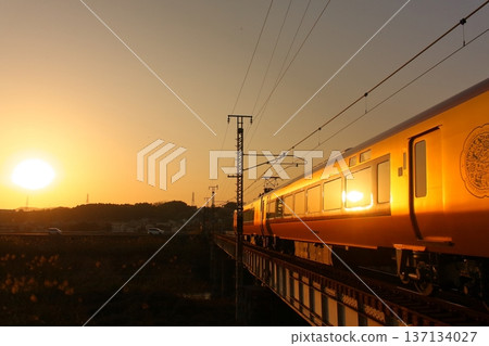 馬霍羅巴快車駛過鐵橋 馬霍羅巴快車駛過鐵橋 137134027