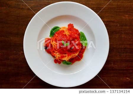 從正上方視角拍攝的餐桌上的番茄意麵。 137134154