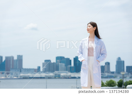 Female doctor 137134280
