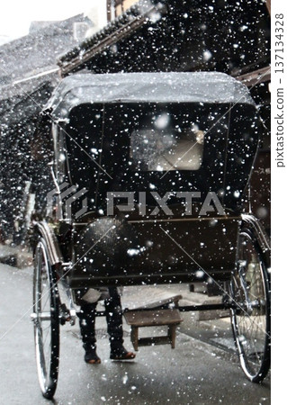 人力車和雪景 人力車和雪景 137134328