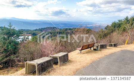 從山頂俯瞰日落，景色壯麗。 137134587