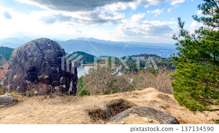 從山頂俯瞰日落，景色壯麗。 137134590