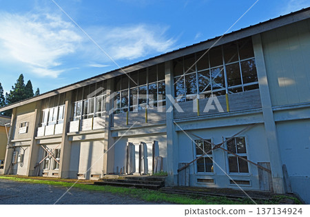 位於新潟縣十日町市一所舊校舍內的體育館外觀。 137134924