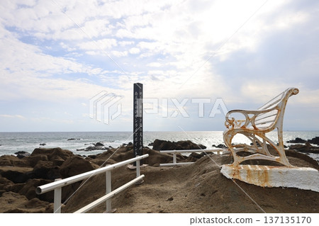 Cape where you can see the sunrise and sunset [Minamiboso City, Chiba Prefecture] 137135170