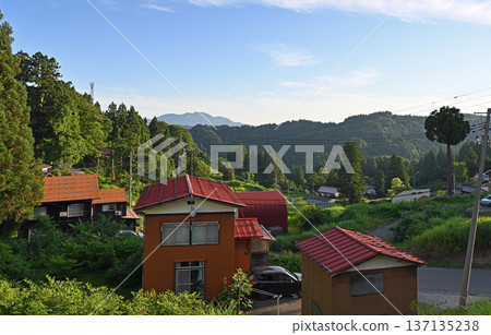 新潟縣十日町市森林深處，有個充滿懷舊氣息的村莊，可以遠眺山脈。 137135238