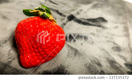 光澤亮麗的阿瑪烏草莓 光澤亮麗的阿瑪烏草莓 137135372