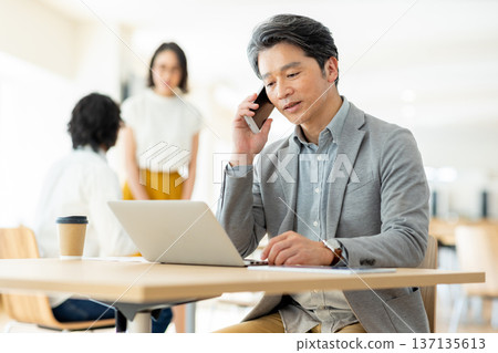 在辦公室工作的商人 137135613