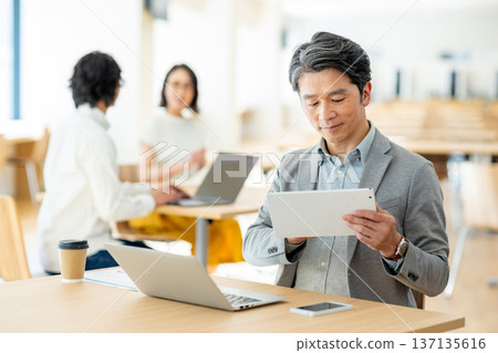 Business people working in the office Business people working in the office 137135616