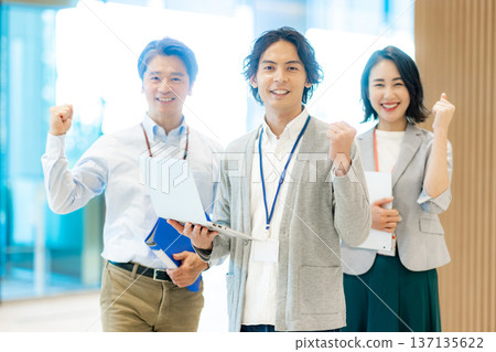 男性和女性商務人士 137135622