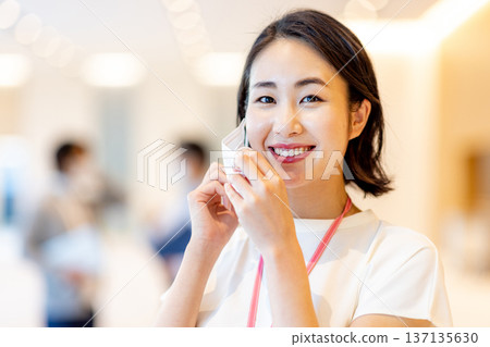 辦公室裡戴著口罩的年輕女子 辦公室裡戴著口罩的年輕女子 137135630
