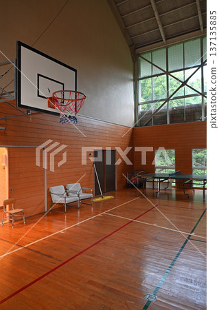 The wooden walls and basketball hoops of an elementary school gymnasium give off a nostalgic Showa-era vibe. The wooden walls and basketball hoops of an elementary school gymnasium give off a nostalgic Showa-era vibe. 137135885