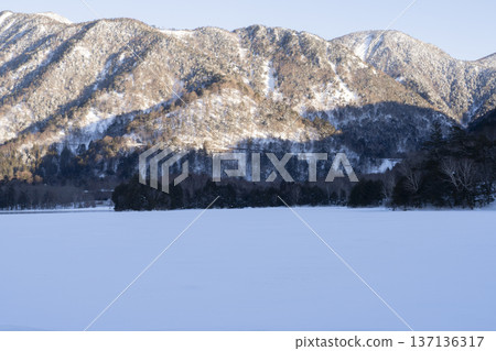 冬季溫泉湖 137136317