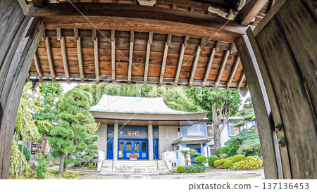 從東京摩耶寺三門眺望現代主殿與花園 137136453