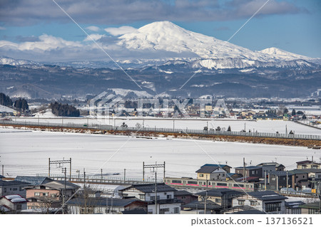 一列從下湯澤站駛出的列車，遠處可見羽富士山、鳥海山、秋田縣 137136521